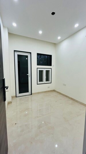 Room in 3 BHK Builder Floor at Palam Vihar – for Rent