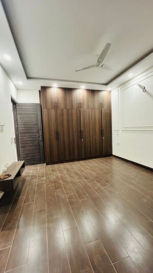 Room in 3 BHK Builder Floor at Palam Vihar – for Rent