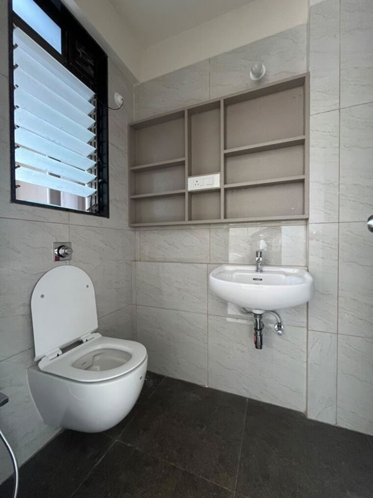 Bathroom, chandak-34-park-estate 2 Bedroom 617 Sq.Ft. Apartment In Goregaon West Mumbai 10039544