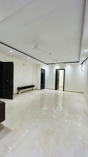 Room in 3 BHK Builder Floor at Palam Vihar – for Rent