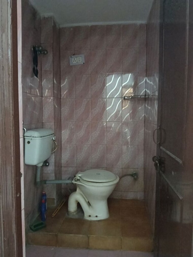 Bathroom, sector 14 2 Bedroom 1000 Sq.Ft. Independent House In Sector 14 Gurgaon 10039915