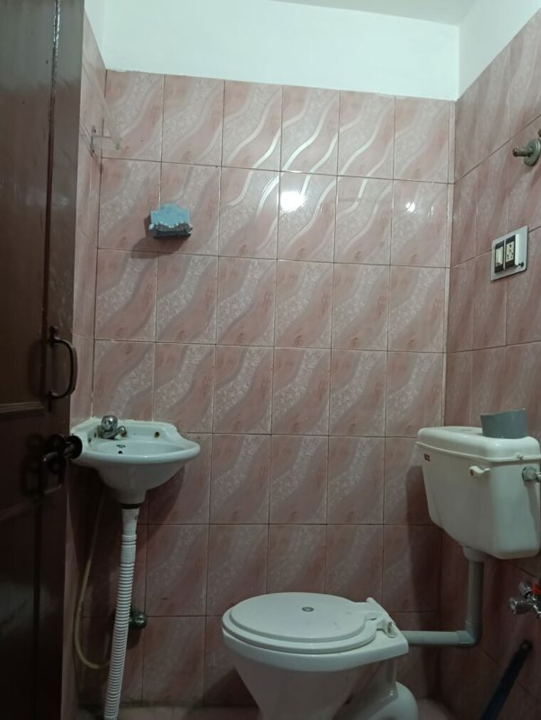 Bathroom, sector 14 2 Bedroom 1000 Sq.Ft. Independent House In Sector 14 Gurgaon 10039915
