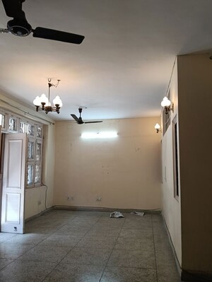 Room in 3 BHK Builder Floor at Sector 14 – for Rent