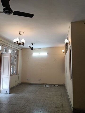 Room in 3 BHK Builder Floor at Sector 14 – for Rent