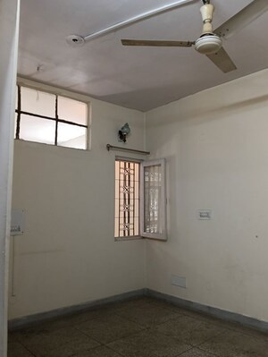 Room in 3 BHK Builder Floor at Sector 14 – for Rent