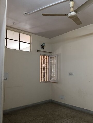Room in 3 BHK Builder Floor at Sector 14 – for Rent