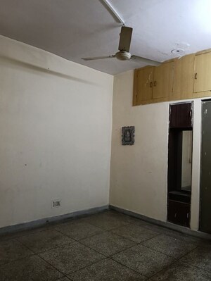 Room in 3 BHK Builder Floor at Sector 14 – for Rent