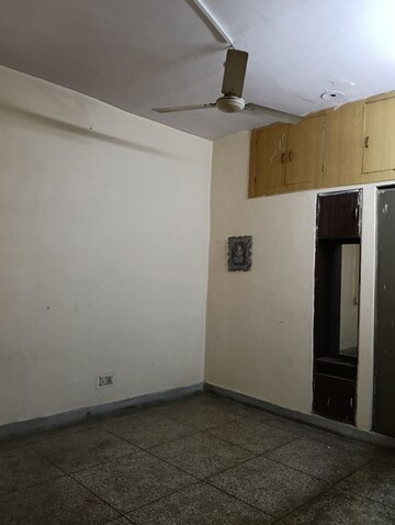 Room in 3 BHK Builder Floor at Sector 14 – for Rent