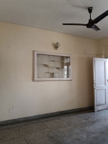 Room in 3 BHK Builder Floor at Sector 14 – for Rent