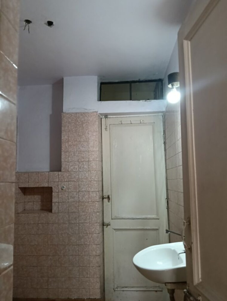 Bathroom, sector 14 3 Bedroom 1800 Sq.Ft. Builder Floor In Sector 14 Gurgaon 10039955
