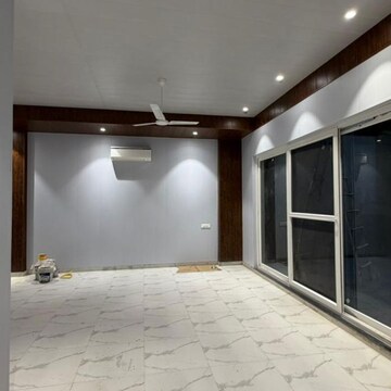 Room in 6+ BHK Villa at Defence Colony – for Rent