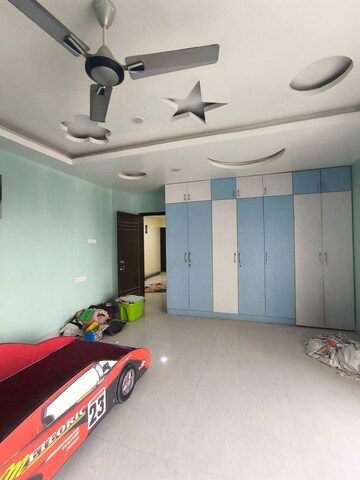 Bedroom in 4 BHK Apartment at Izzathnagar – for Rent