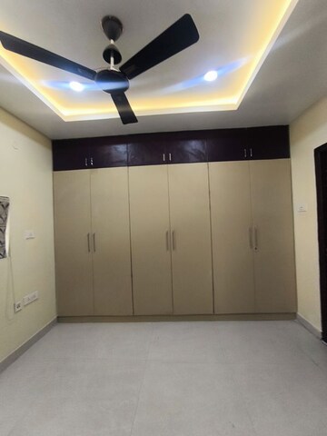 Room in 4 BHK Apartment at Izzathnagar – for Rent