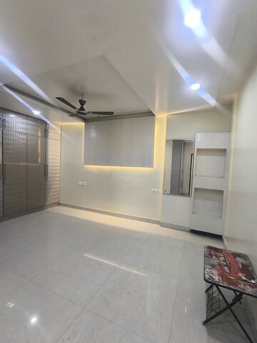 Room in 4 BHK Apartment at Izzathnagar – for Rent