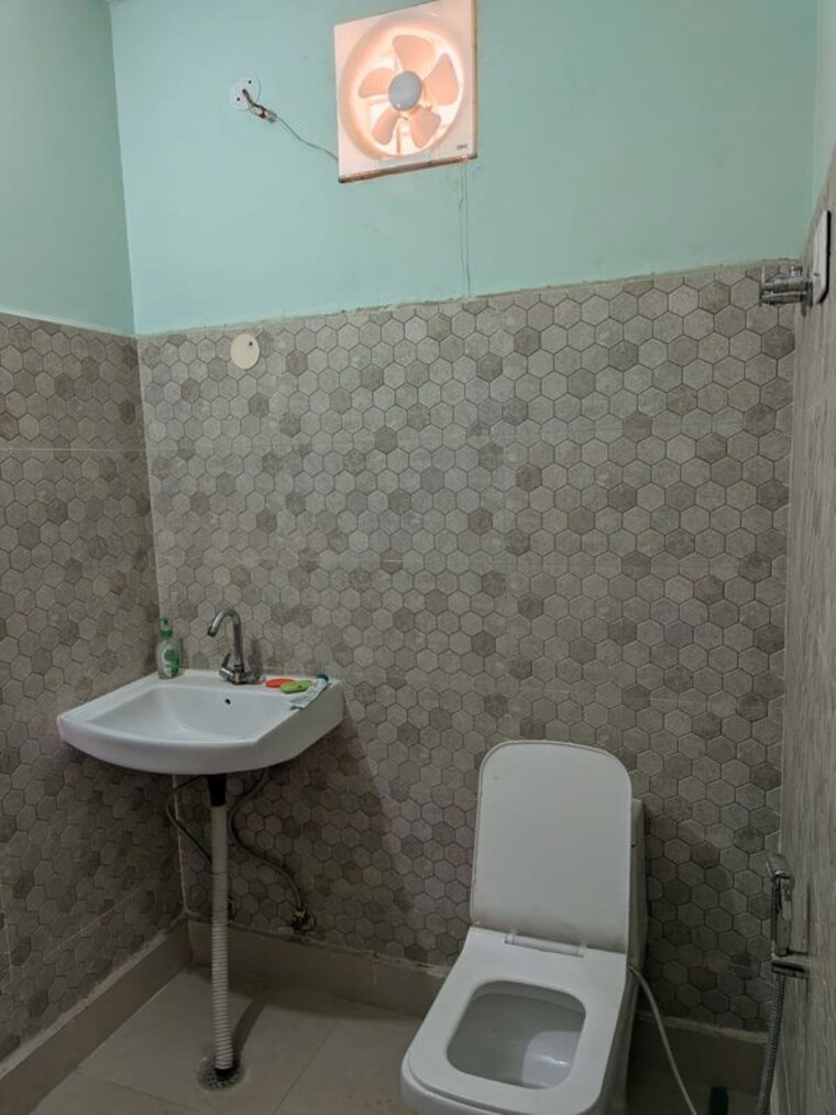 Bathroom, indirapuram shakti khand 1 2 Bedroom 850 Sq.Ft. Builder Floor In Indirapuram Shakti Khand 1 Ghaziabad 10040347
