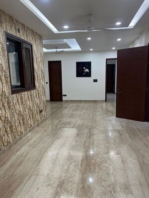 Room in 3 BHK Builder Floor at BPTP Amstoria Plot, Sector 102 – for Rent