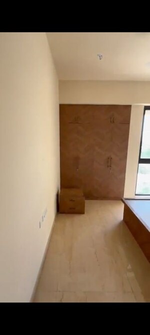 Room in 3 BHK Apartment at Lodha Sterling, Kolshet Road – for Rent