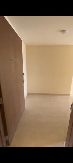 Room in 3 BHK Apartment at Lodha Sterling, Kolshet Road – for Rent