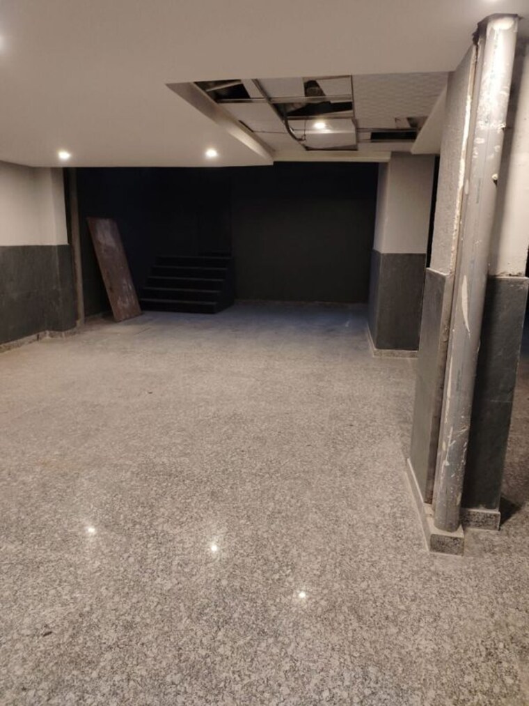  Parking, dlf phase i 6+ Bedroom 1882 Sq.Ft. Builder Floor In Dlf Phase I Gurgaon 10040828