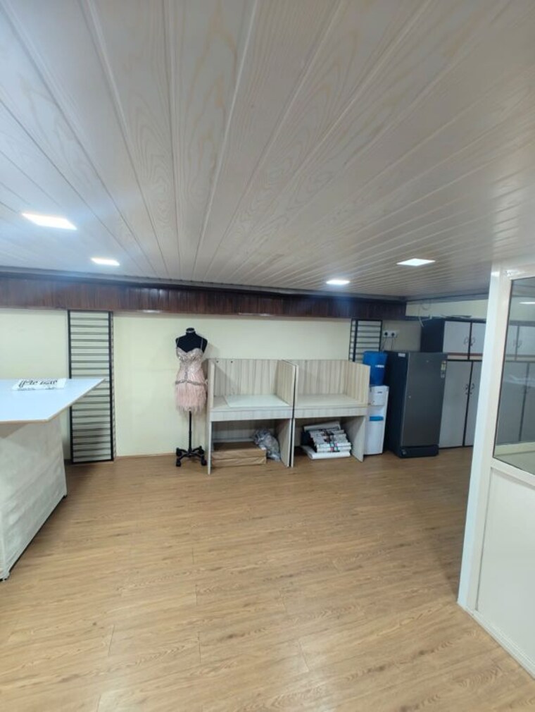  Parking, satellite-silver Commercial Office Space 1540 Sq.Ft. In Andheri East Mumbai 10041180