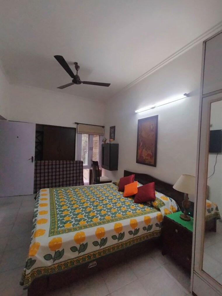 Bedroom, defence colony Studio 400 Sq.Ft. Apartment In Defence Colony Delhi 10041222