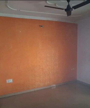 Room in 2 BHK Apartment at Hazratganj – for Rent