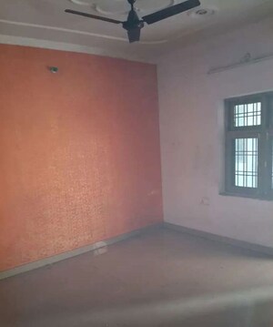 Room in 2 BHK Apartment at Hazratganj – for Rent