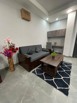 Living Room in 1 BHK Builder Floor at Queens Plaza, Sector 43 – for Rent