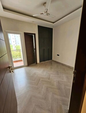 Room in 3 BHK Apartment at CS Roseate 63, Sector 63a – for Rent
