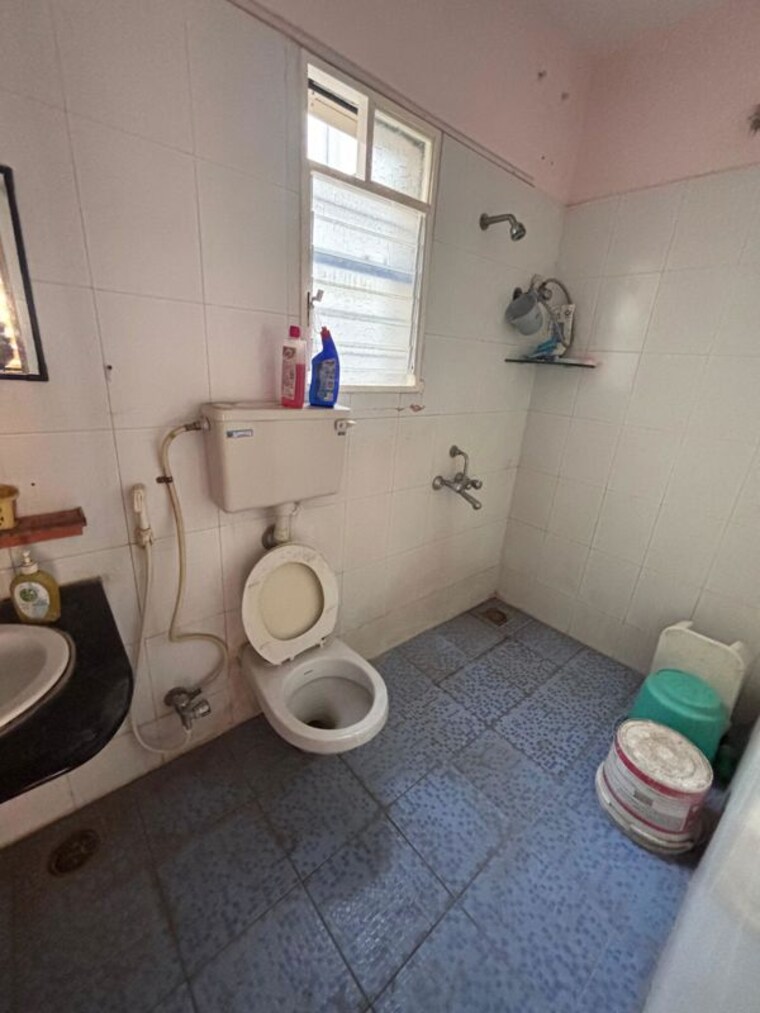 Bathroom, kundan-estates 2 Bedroom 950 Sq.Ft. Apartment In Pimple Saudagar Pune 10041400