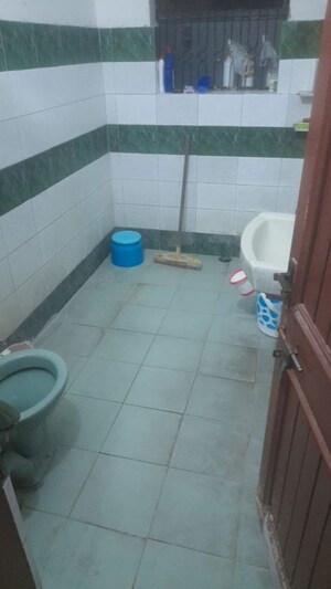 Attached Bathroom in 3 BHK Apartment at Gomti Nagar – for Rent