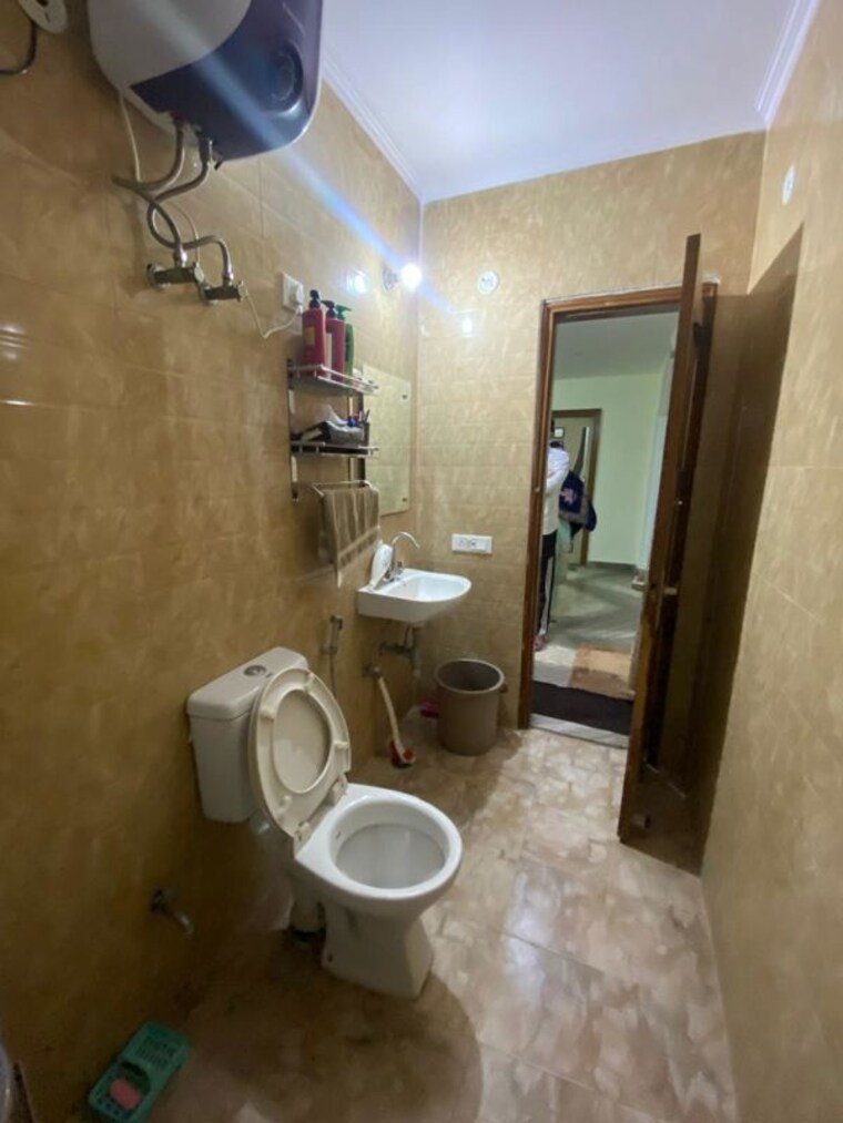 Bathroom, sarita vihar 1 Bedroom 412 Sq.Ft. Builder Floor In Sarita Vihar Delhi 10041536