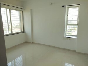 Room in 3 BHK Apartment at Karan Suncoast, Bavdhan – for Rent