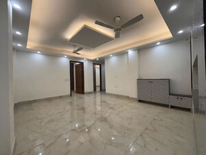Room in 4 BHK Builder Floor at Saket – for Rent
