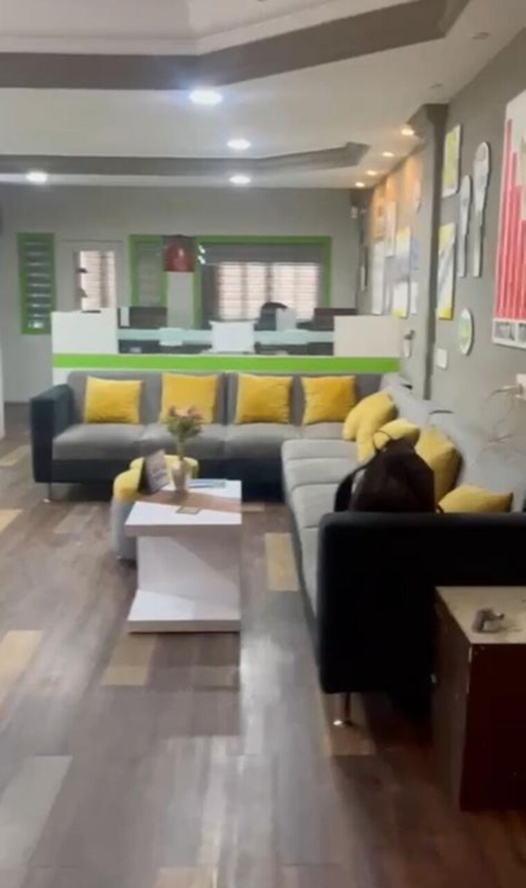 Team Area, park street Commercial Office Space 1500 Sq.Ft. In Park Street Kolkata 10041796