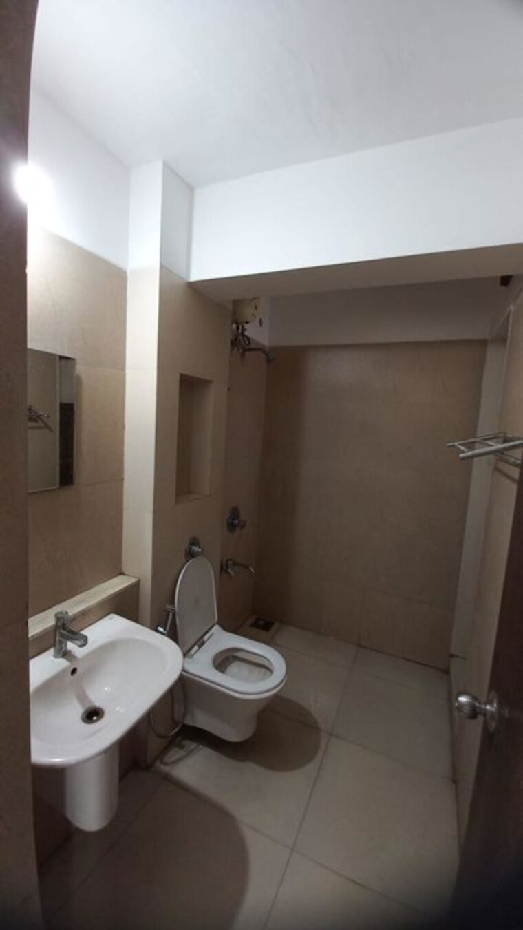 Bathroom, lodha-splendora 2.5 Bedroom 800 Sq.Ft. Apartment In Ghodbunder Road Thane 10042110