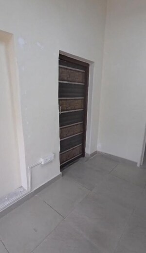 Room in  Office Space at Amrapali Tower, Hazra Road – for Rent