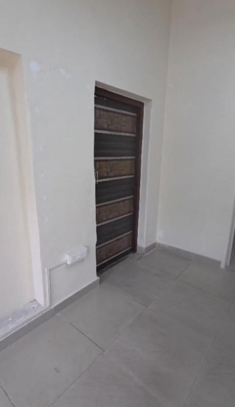 Room, amrapali-tower Commercial Office Space 1000 Sq.Ft. In Hazra Road Kolkata 10042214