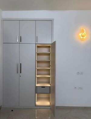 Furnished Amenities in 3 BHK Apartment at Smart World Orchard, Sector 61 – for Rent