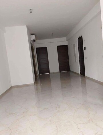 Room in 3 BHK Apartment at Smart World Orchard, Sector 61 – for Rent