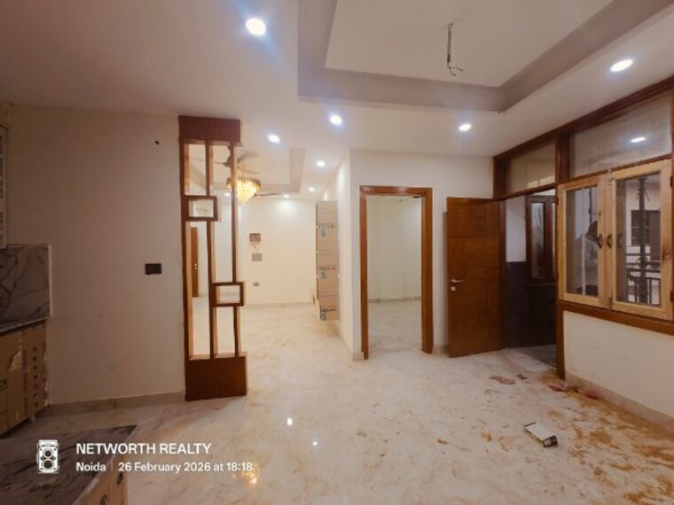 Room, sector 73 3 Bedroom 1500 Sq.Ft. Builder Floor In Sector 73 Noida 10042221