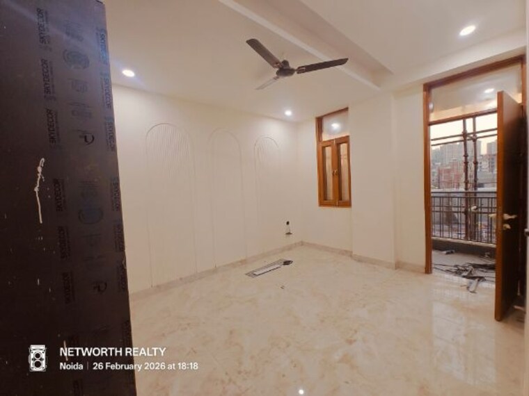 Room, sector 73 3 Bedroom 1500 Sq.Ft. Builder Floor In Sector 73 Noida 10042221