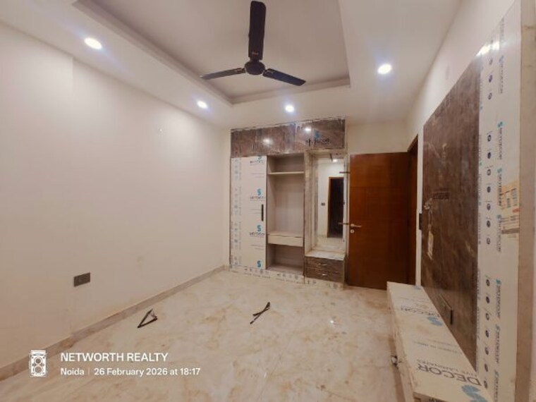 Room, sector 73 3 Bedroom 1500 Sq.Ft. Builder Floor In Sector 73 Noida 10042221