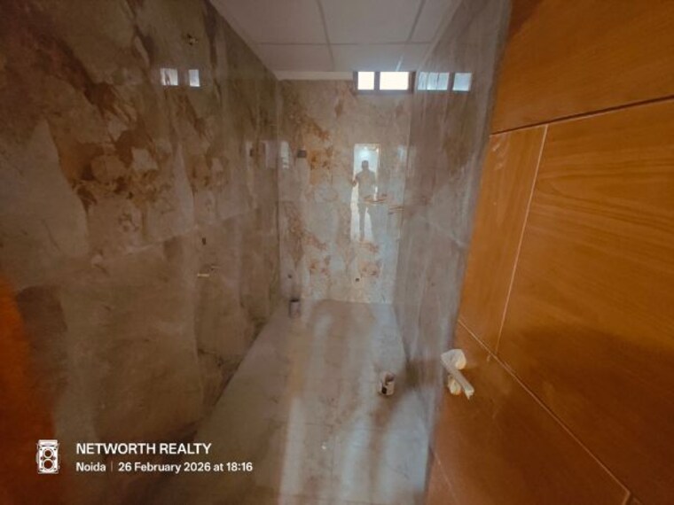 Bathroom, sector 73 3 Bedroom 1500 Sq.Ft. Builder Floor In Sector 73 Noida 10042221