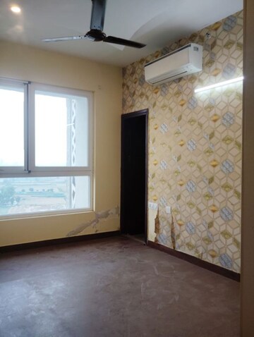 Room in 3 BHK Apartment at Mapsko Mount Ville, Sector 79 – for Rent