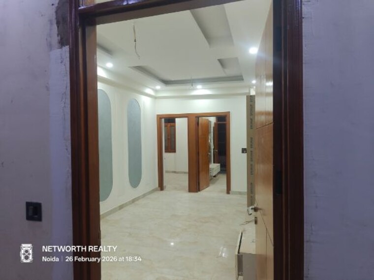 Room, sector 73 2 Bedroom 1050 Sq.Ft. Builder Floor In Sector 73 Noida 10042405