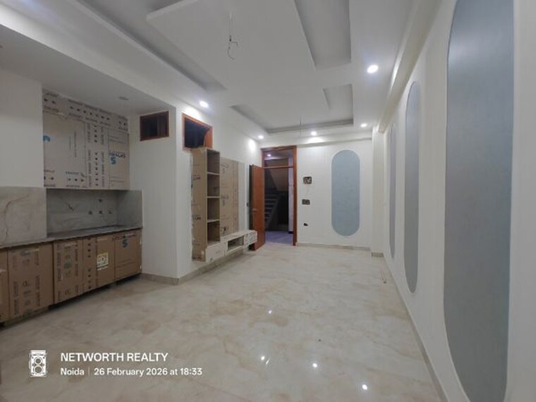 Room, sector 73 2 Bedroom 1050 Sq.Ft. Builder Floor In Sector 73 Noida 10042405
