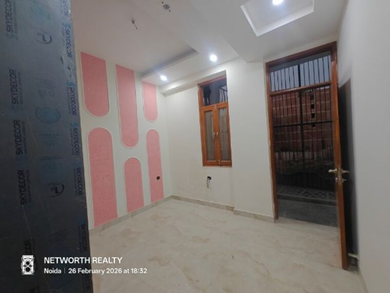Room, sector 73 2 Bedroom 1050 Sq.Ft. Builder Floor In Sector 73 Noida 10042405