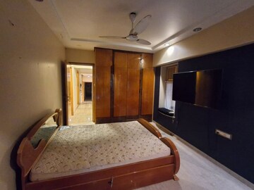 Bedroom in 2.5 BHK Apartment at Khar West – for Rent