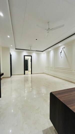 Room in 3 BHK Builder Floor at Palam Vihar – for Rent